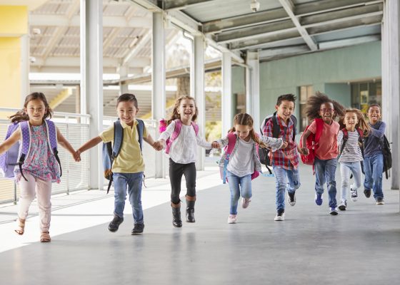 Niños corriendo tomados de las manos