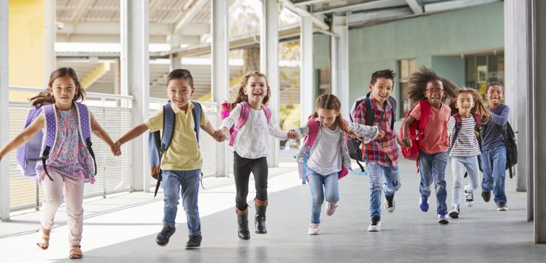 Niños corriendo tomados de las manos