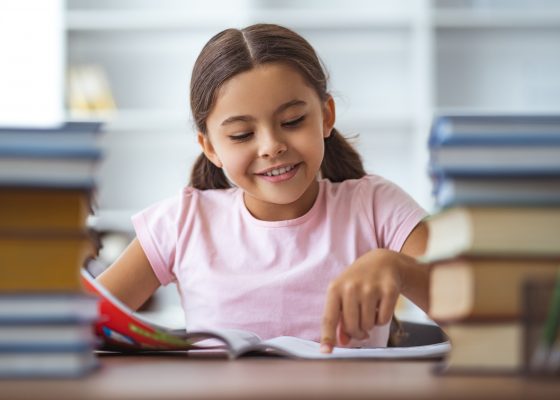 Niña leyendo