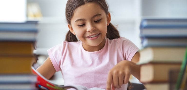 Niña leyendo