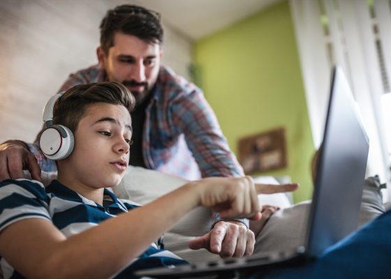 Padre revisa el computador de su hijo