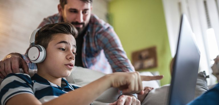 Padre revisa el computador de su hijo