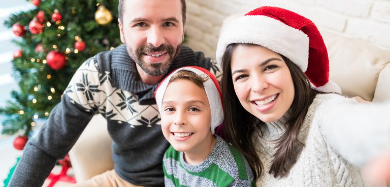 Familia sonriendo