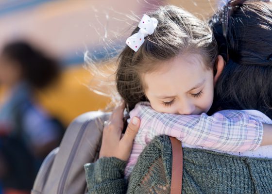 niña abrazada a una adulta