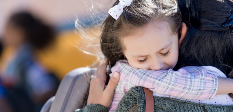 niña abrazada a una adulta