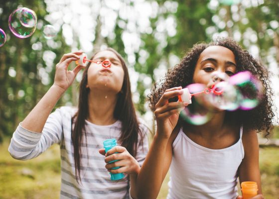 Niñas haciendo burbujas de jabón