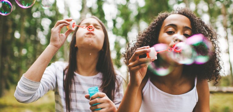 Niñas haciendo burbujas de jabón