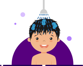 Niño en la ducha lavando su cabello