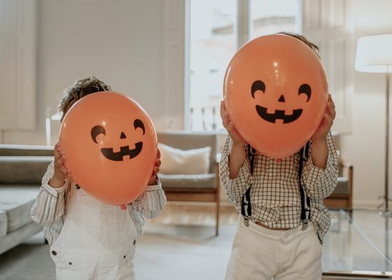 niños con globos de halloween de máscara