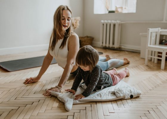 Imagen de una madre y su hijo haciendo yoga
