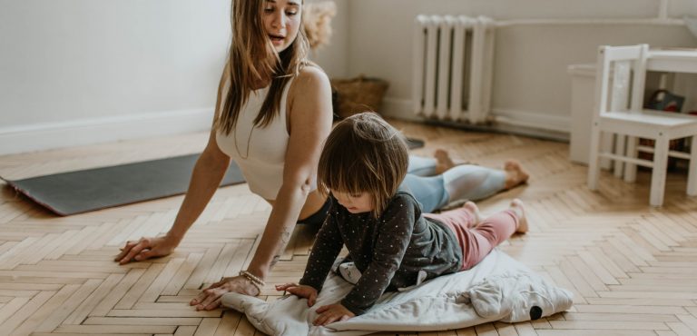 Imagen de una madre y su hijo haciendo yoga